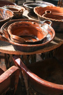 Geleneksel kahverengi kil pişirme tencere yığılmış ahşap tablo