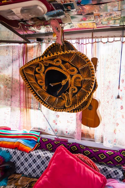 Chapéu Sombrero Mexicano Preto Dourado Pendurado Van Viagem Com Ukulele — Fotografia de Stock