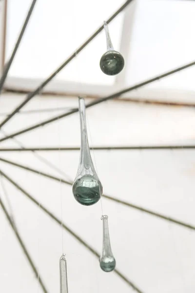 Schwebendes Glas Fällt Kronleuchter Reflektiert Den Raum — Stockfoto