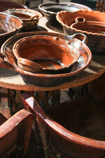 Geleneksel kahverengi kil pişirme tencere yığılmış ahşap tablo