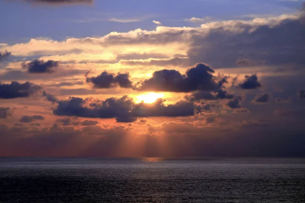 Puesta Sol Rayos Sol Través Formación Nubes Tropicales Sobre Bahía —  Fotos de Stock