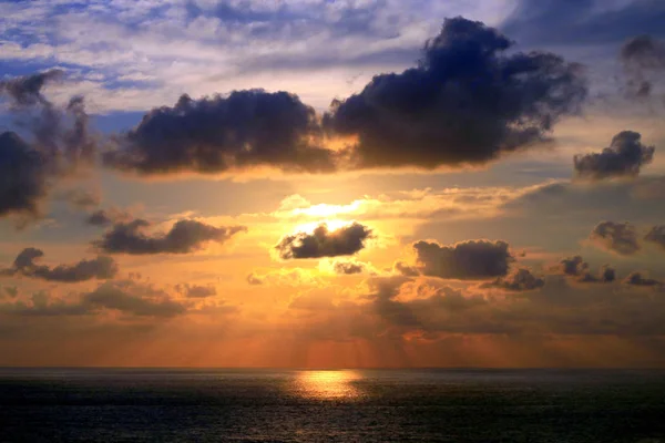 Sonnenuntergang Und Sonnenstrahlen Durch Tropische Wolkenbildung Über Der Bucht Von — Stockfoto