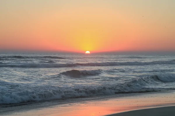 Βυσσινί Τροπικό Ηλιοβασίλεμα Πάνω Από Κύματα Του Ειρηνικού Ωκεανού — Φωτογραφία Αρχείου