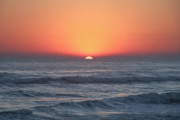 Tramonto Tropicale Cremisi Sulle Onde Dell Oceano Pacifico — Foto Stock