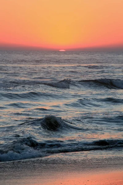 Crimson Tropické Slunce Nad Vlny Tichého Oceánu — Stock fotografie