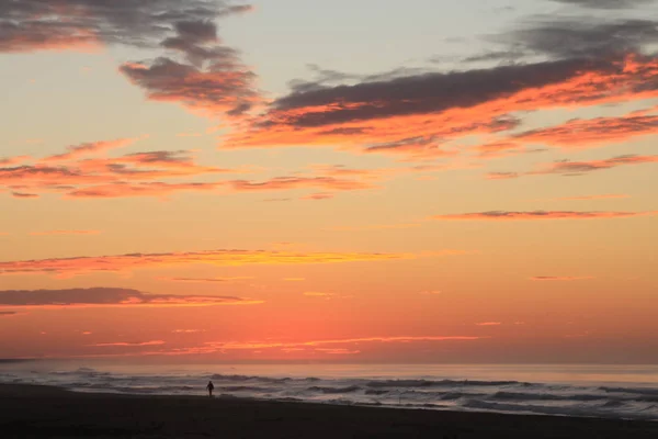 Hombre Caminando Por Playa Del Océano Pacífico Amanecer Bajo Cielo —  Fotos de Stock