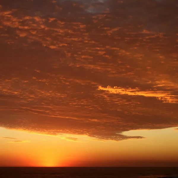 Δραματική Ηφαιστειακή Κατακόκκινο Ηλιοβασίλεμα Πάνω Από Ειρηνικό Ωκεανό — Φωτογραφία Αρχείου