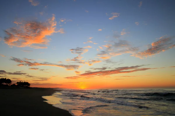 Dramatické Tropické Východ Slunce Nad Tichým Oceánem Sandy Beach — Stock fotografie