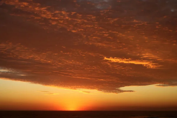 Dramático Atardecer Rojo Volcánico Sobre Océano Pacífico —  Fotos de Stock