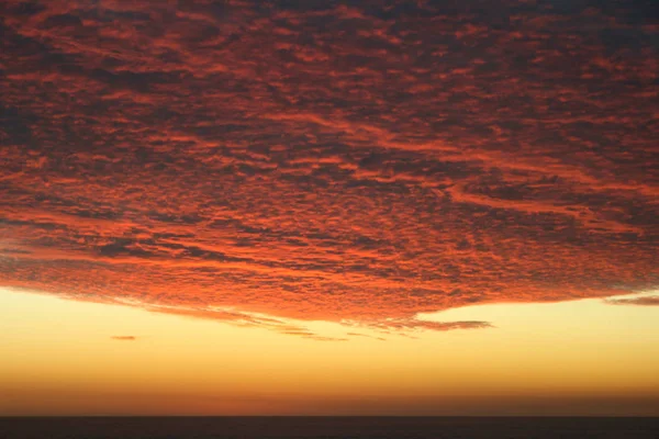 Dramatiska Vulkaniska Crimson Solnedgången Över Stilla Havet — Stockfoto