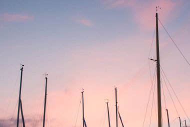 Marinada demirlemiş paspaslar tekneler üzerinde pastel gündoğumu gökyüzü