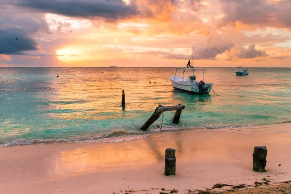 Dramatic Sunrise Diving Boats Caribbean Sea México —  Fotos de Stock