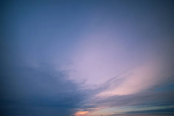 Pastel Blauw Roze Gedeeltelijk Bewolkt Nacht Hemelachtergrond — Stockfoto