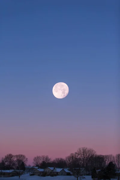 빨간색에서 떠오르는 보름달을 가까이 — 스톡 사진