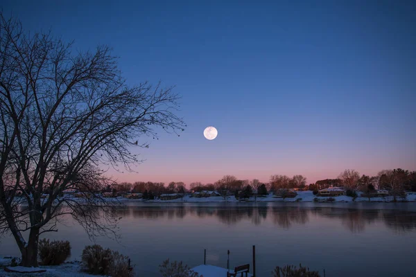 Téměř Měsíc Úplňku Nad Jezerem Domy Červené Modré Zimní Obloha — Stock fotografie