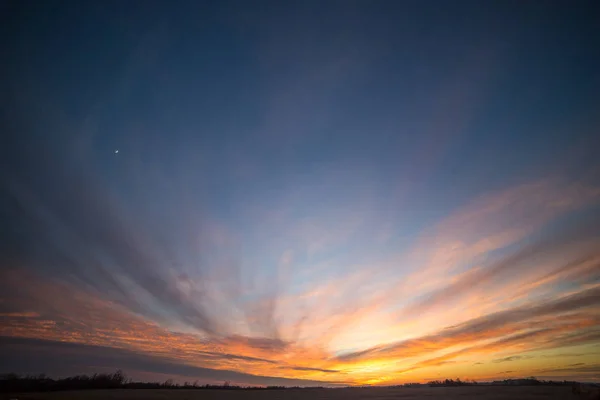 部分多云戏剧性的日落天空在冬天领域和草甸 — 图库照片
