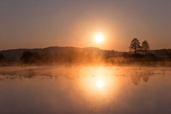 Misty Golden Sunrise Refletindo Sobre Lago Primavera — Fotografia de Stock