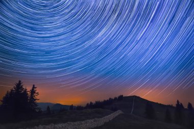 Dağ ve engebeli, yatay geçiş meteorlar Star iz