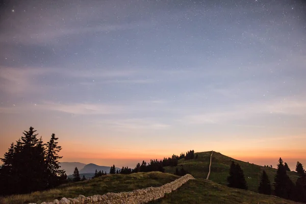 Céu Noite Estrelado Estrelas Cadentes Sobre Montanhas — Fotografia de Stock