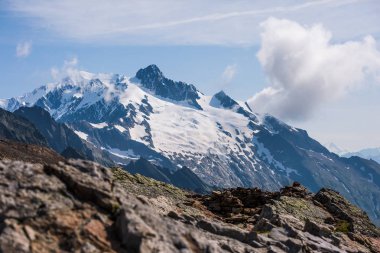 Mont-Blanc karlı dağ ve güneşli bir kayalık manzara