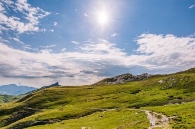 Sabah güneş ile yüksek irtifa dağ manzarası