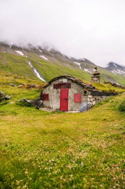 Dağ taş kulübe bulutlu bir günde ikonik Mont-Blanc izinde