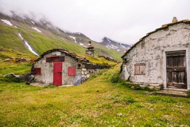 Dağ taş kulübe bulutlu bir günde ikonik Mont-Blanc izinde