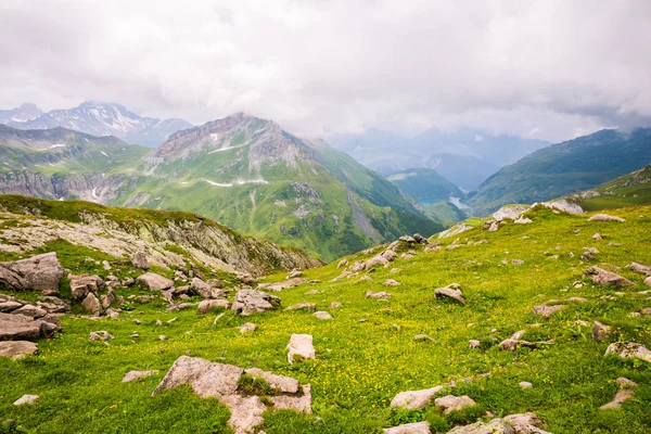 Kayalık dağ manzarası ile göl içinde belgili tanımlık geçmiş