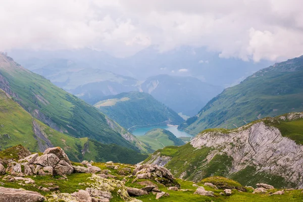 Kayalık dağ manzarası ile göl içinde belgili tanımlık geçmiş