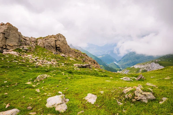 Kayalık dağ manzarası ile göl içinde belgili tanımlık geçmiş