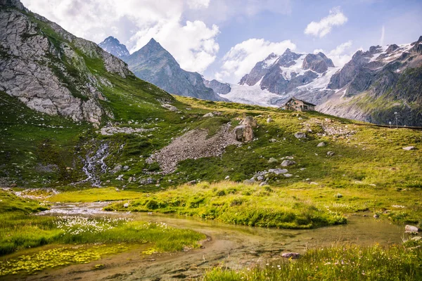 Râul Curge Peisaj Verde Adăpost Ghețar Iconic Mont Blanc Fundal — Fotografie, imagine de stoc