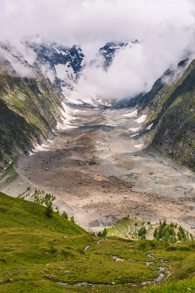 Εικονική Mont Blanc Παγετώνα Στα Σύννεφα Πράσινο Ορεινό Τοπίο — Φωτογραφία Αρχείου