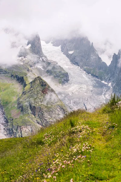 Ghețarul Iconic Mont Blanc Din Nori Peisajul Verde Munților — Fotografie, imagine de stoc