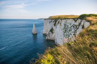 Güneşli bir günde kayalıklarla turkuaz Atlantik Okyanusu ile beyaz