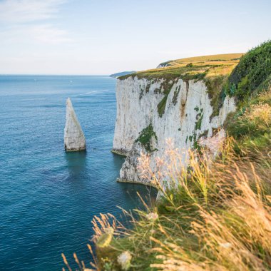 Güneşli bir günde kayalıklarla turkuaz Atlantik Okyanusu ile beyaz