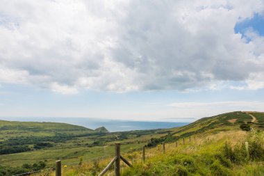 İnişli çıkışlı tepeler, Atlantik Okyanusu ve Jurassic kıyı şeridi