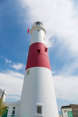 Portland Bill feneri mavi gökyüzü ile parlak güneşli bir günde