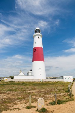 Portland Bill feneri mavi gökyüzü ile parlak güneşli bir günde