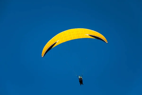 Instructor de Parapente Volando con el Cliente en Blue Summer Sky —  Fotos de Stock