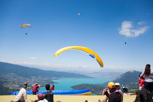 Instructores de Parapente Volando sobre Annecy Lake y Mountain Lan —  Fotos de Stock