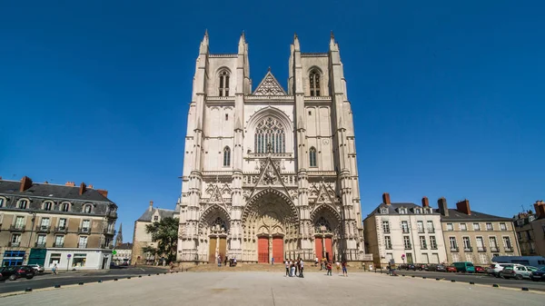 Fachada de la Catedral de San Pedro y San Pablo en un soleado día de verano en Nantes, Bretaña, Francia —  Fotos de Stock