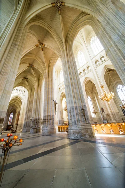 Kathedraal van Nantes Saint-Pierre en Saint-Paul Interieur Kolommen en standbeelden — Stockfoto