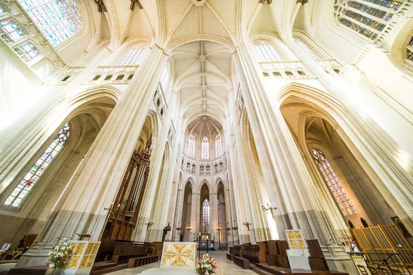 Kathedraal van Nantes Saint-Pierre en Saint-Paul Interieur Kolommen en standbeelden — Stockfoto