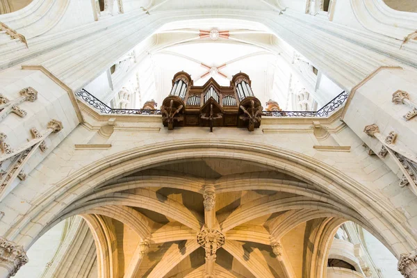 Kathedraal van Nantes Saint-Pierre en Saint-Paul Orgel en hoge plafonds en zuilen — Stockfoto
