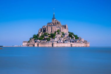 Mont Saint-Michel Körfezi Normandiya 'da güneşli bir yaz gününde
