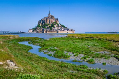 Mont Saint-Michel Körfezi Normandiya 'da güneşli bir yaz gününde