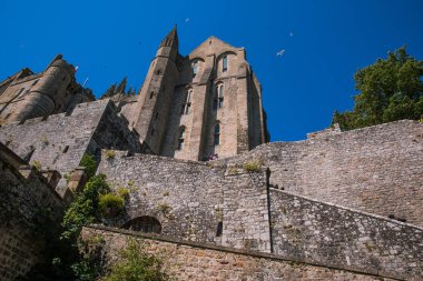 Mont Saint-Michel Manastırı Normandiya 'da güneşli bir yaz gününde