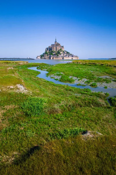 Mont Saint-Michel Bay en un soleado día de verano en Normandía Francia —  Fotos de Stock