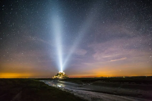 Céu estrelado sobre o Mont Saint-Michel iluminado na Normandia França — Fotografia de Stock