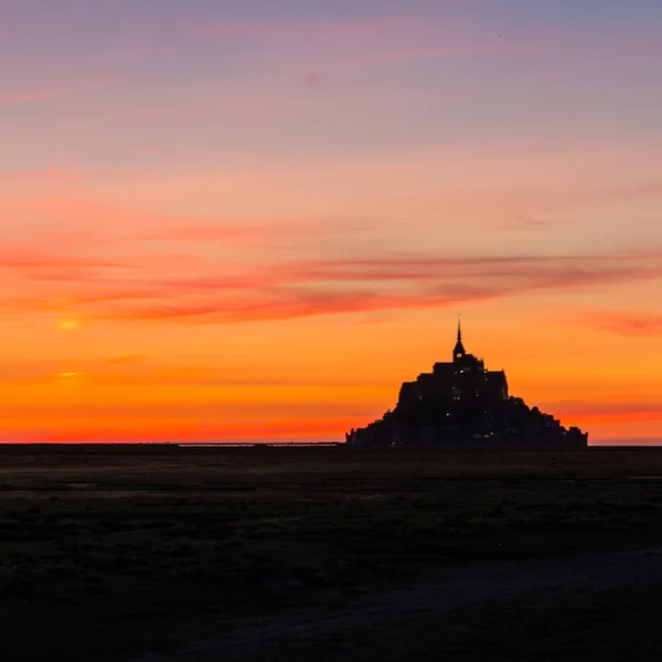Mont Saint-Michel v Normandii Francie při západu slunce s dramatickým Crimson Sky - náměstí — Stock fotografie
